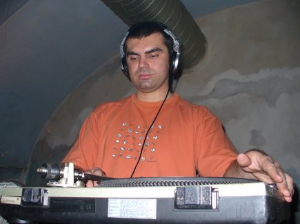 DJ Alesh stojc, hrajc